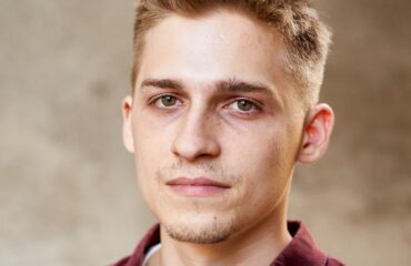 INTERVIU Bogdan Tulbure, actor: „În teatru am descoperit un loc în care pot să mă refugiez, să mă exprim creativ și chiar să mă vindec.”