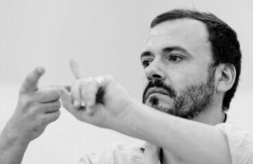 DIALOG cu Slava Sambriș, regizor: „Cred că teatrul trebuie făcut acolo unde nu prea este.”