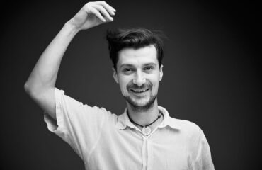 Florin Liță, regizor: „Filmul îmi dă posibilitatea de a alege când îl văd, teatrul e aici și acum. ”